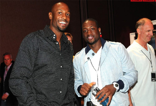 幸无大碍！哈登三分被戈贝尔垫脚犯规 裁判回看后给后者一级恶犯（所幸无碍！哈登三分出手遭戈贝尔垫脚，回看后判罚一级恶意犯规）