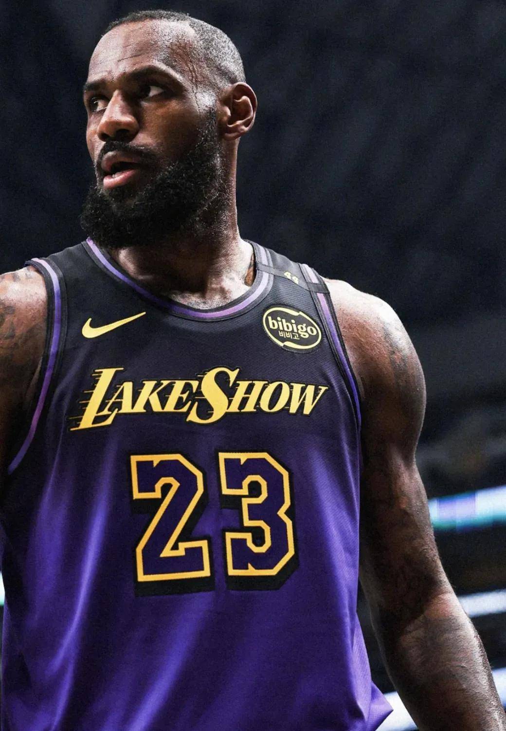 那个受伤倒地的瞬间让人揪心（受伤倒地的一幕令人揪心）