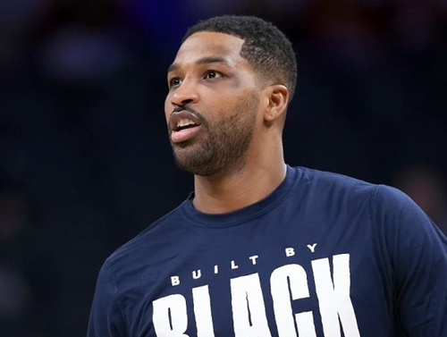 破防了！张本智和比手势，现场球迷给港队加油，日本队压力大（张本智和做手势引爆全场，球迷齐为港队助威，日本队压力陡增）