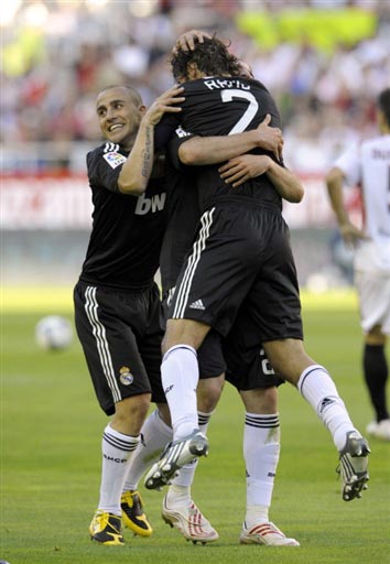 足球国足队长发声：我们不会放弃任何一场比赛（国足队长表态：每一场比赛我们都会全力以赴）