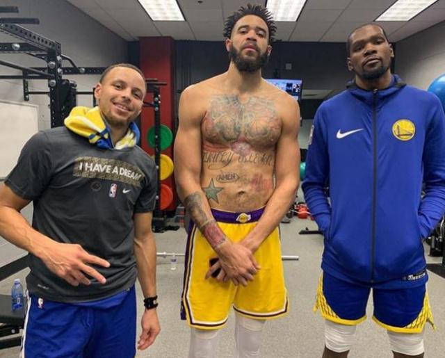 跟队记者：迈尼昂看起来不会续约，但阿莱格里仍在试图说服他（随队记者：迈尼昂续约希望渺茫，阿莱格里仍在努力劝说他）