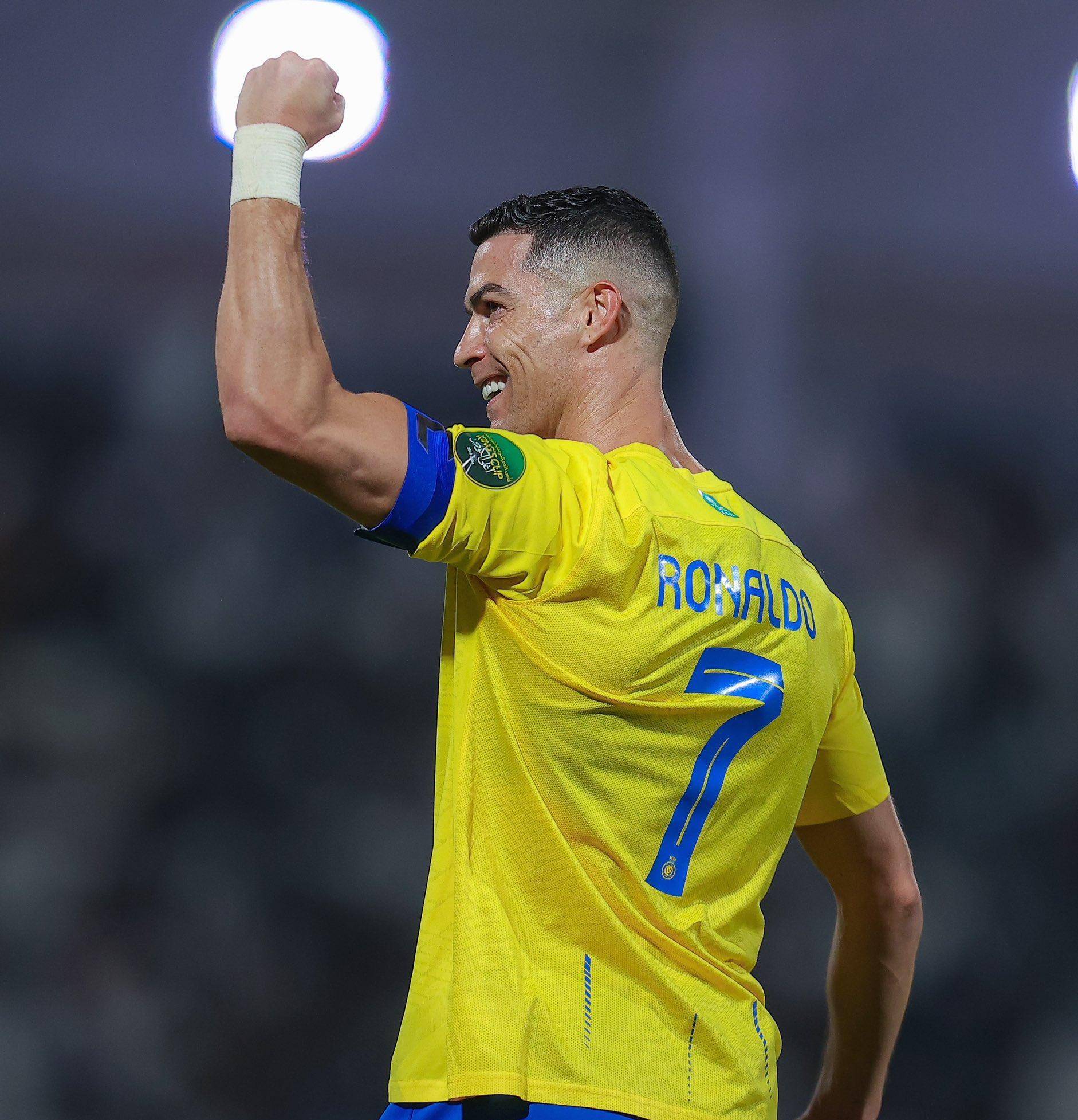 意甲积分榜：争冠白热化，米兰1球净胜球优势领先那不勒斯居首（意甲榜首鏖战：米兰凭1球净胜力压那不勒斯领跑）