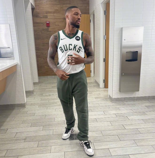 足球国足忙碌备战，训练场加练至夜晚（国足紧锣密鼓备战，训练加练到夜晚）