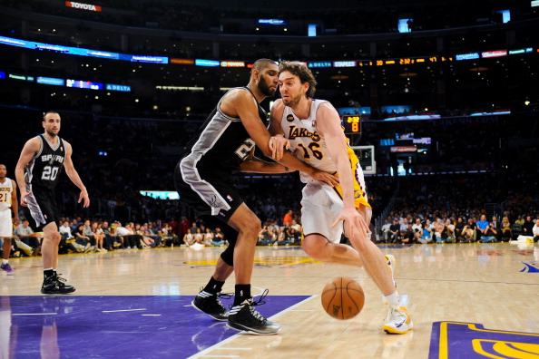 太离谱了！库里吸引四人防守最终助队友得分 随后三分打停独行侠（看呆全场！库里引四人包夹妙传助攻，随后再飙三分打停独行侠）