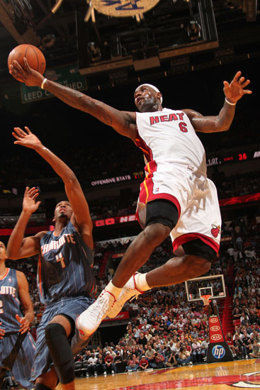 皇马又开始发疯了是吧，一个蹲坑的买范德芬干什么？（皇马又开始折腾了？引进范德芬究竟图什么？）