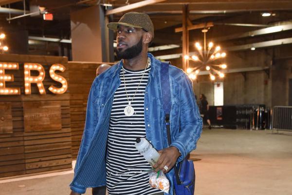 绿军三分43投21中！斯波：我们自身失误给了对手太多空位三分机会（绿军三分狂飙43投21中，斯波：我们的失误让对手频获空位三分）