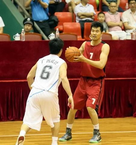 拜仁客战阿森纳名单：凯恩、奥利塞领衔，迪亚斯停赛（拜仁出征阿森纳大名单：凯恩、奥利塞压阵，迪亚斯因停赛缺席）