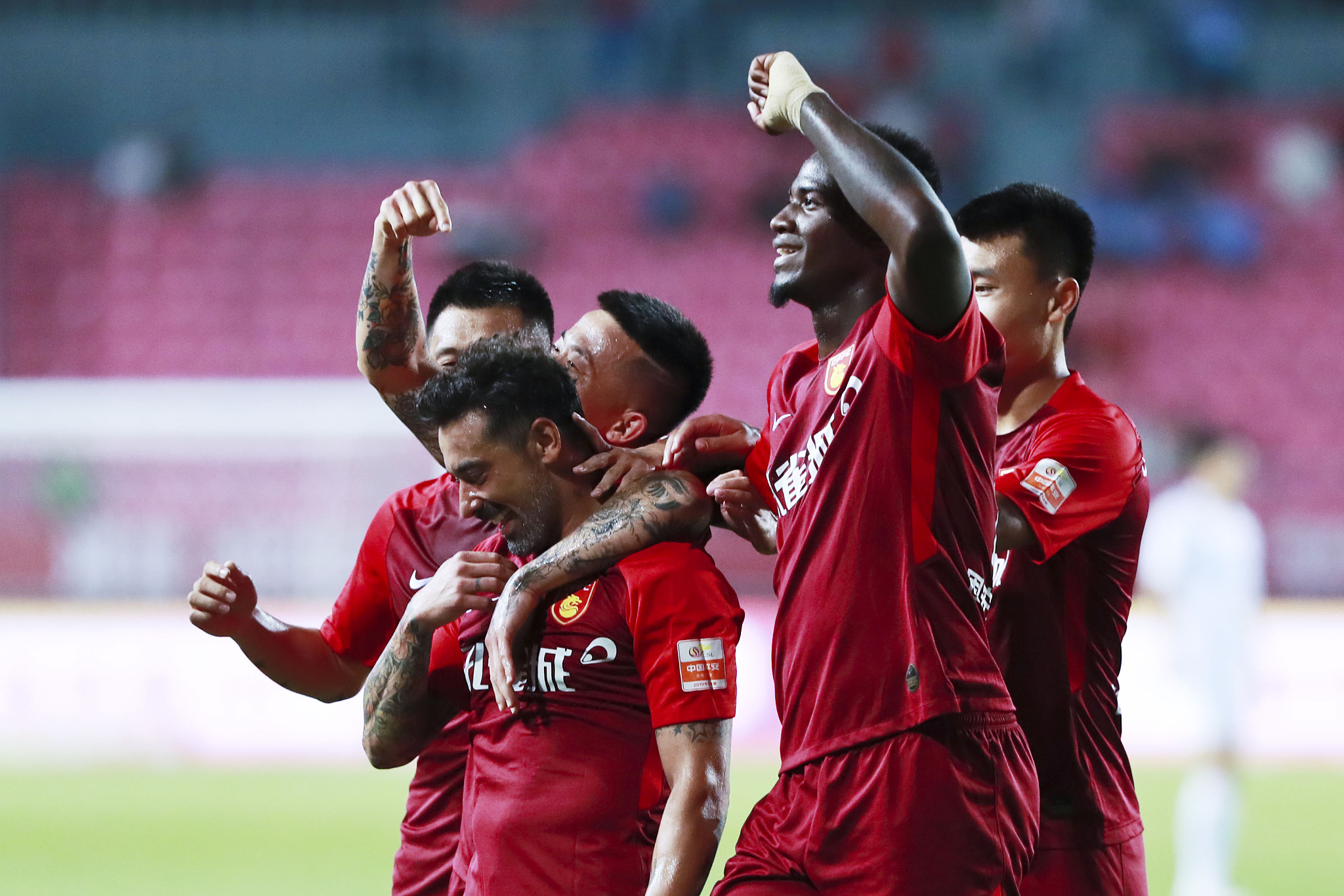 意甲：米兰2-1战胜罗马（意甲联赛：米兰2比1力克罗马）