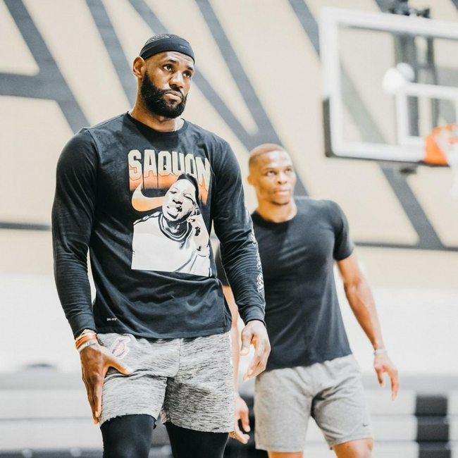 尤文全队和球迷一起出现在登机口，斯帕莱蒂和球迷们友好互动（尤文全队与球迷同现登机口，斯帕莱蒂现场亲切互动）