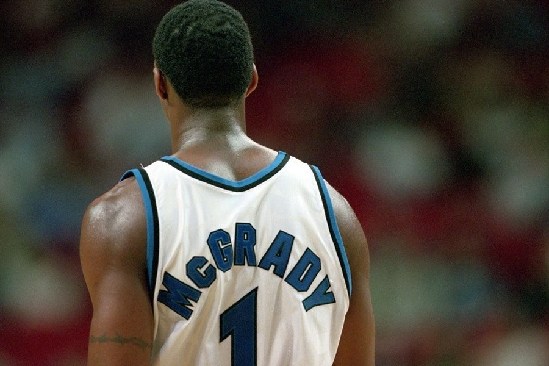 邮报：明年世界杯上下半场中段设强制补水时间，每次三分钟（邮报：明年世界杯上下半场中段将设三分钟强制饮水暂停）