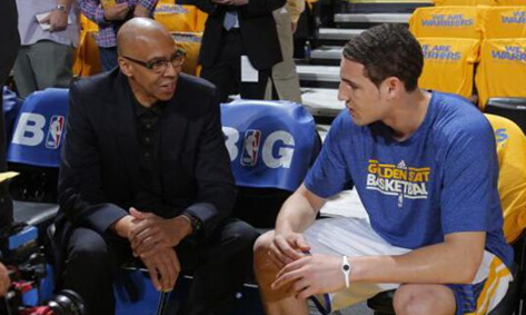 杜兰特空接暴扣，全场掌声雷动（杜兰特空接重扣，现场掌声如潮）