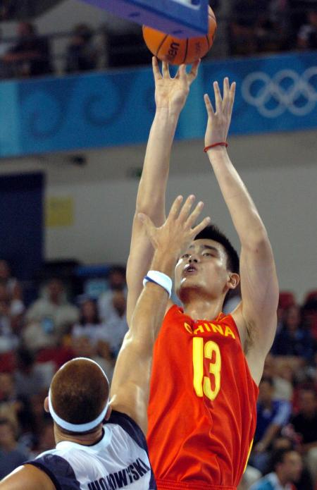 曼城斯特林梅开二度击败热刺（斯特林双响，曼城力克热刺）