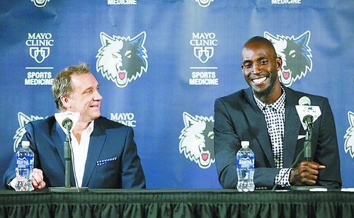 U22国足力克韩国U22，球迷在球员谢场时高喊“雄起”（U22国足击败韩国U22，谢场之际球迷齐声高呼“雄起”）