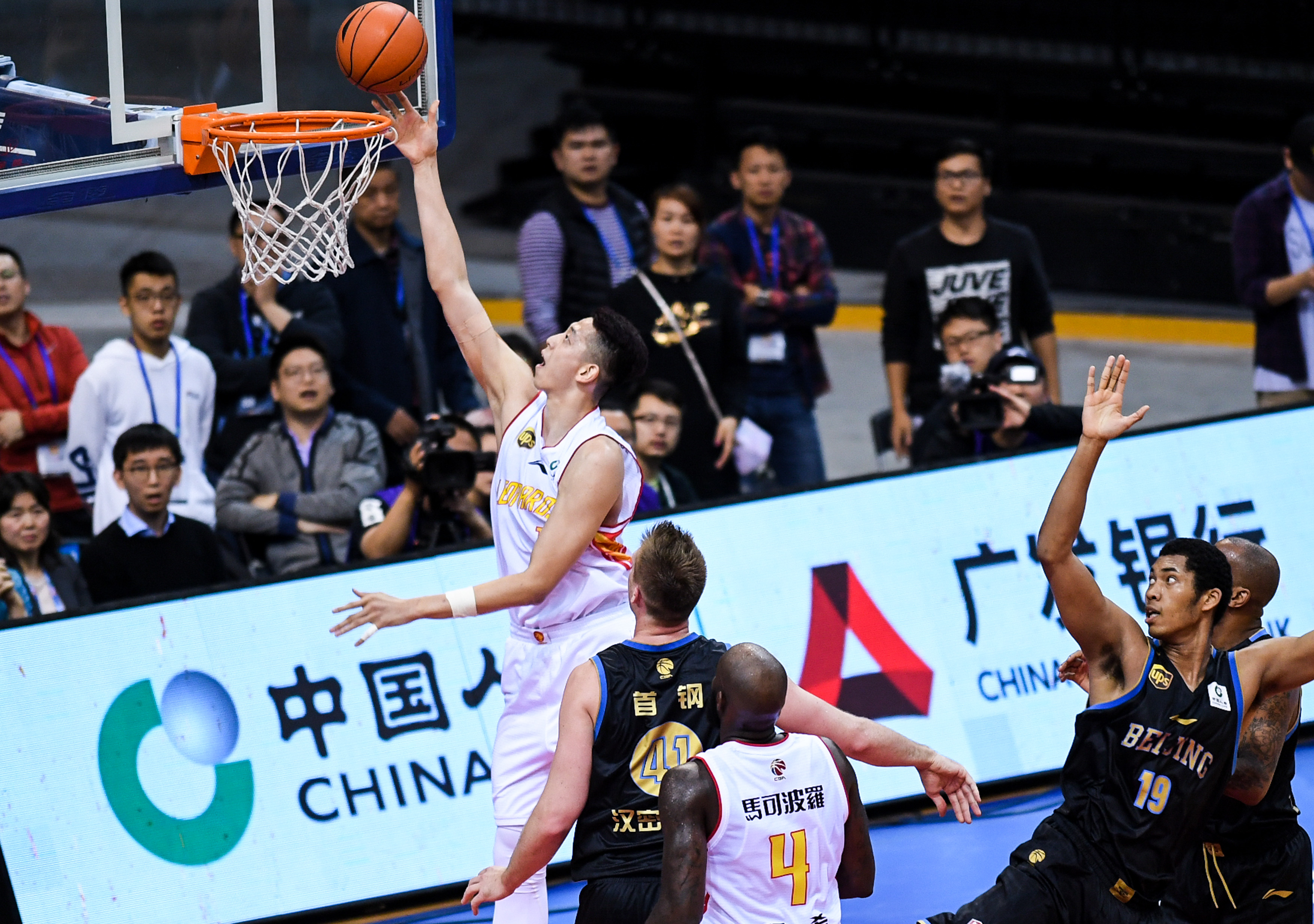 利物浦4-1毕尔巴鄂竞技，恩古莫哈、努涅斯传射建功（利物浦4-1大胜毕尔巴鄂竞技，恩古莫哈与努涅斯传射齐收）