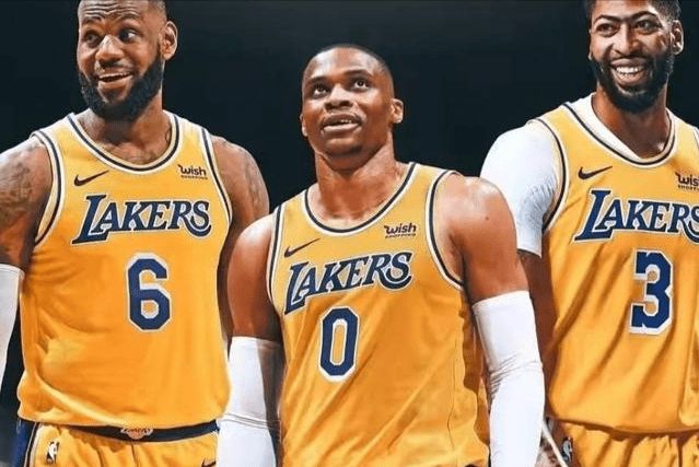 前一刻还在与民众招手，妻子抱着他大哭不止（刚才还对民众挥手致意，妻子此刻抱着他泣不成声）