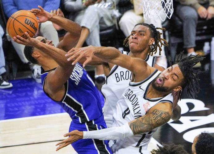 半场战报：尤文2-1卡利亚里，伊尔迪兹双响，弗拉霍维奇伤退（半场快讯：尤文暂2-1领先卡利亚里，伊尔迪兹梅开二度，弗拉霍维奇因伤离场）