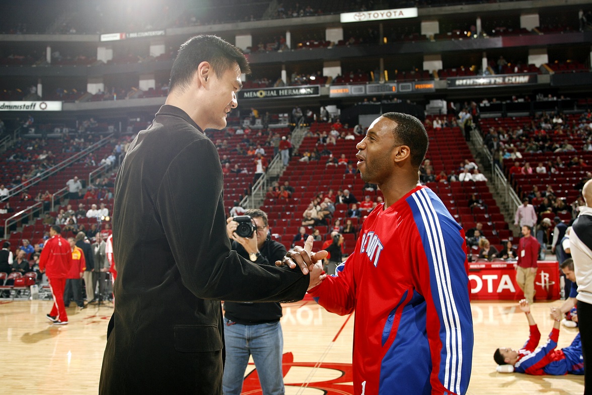 文班亚马“火锅”超燃集锦！连续100场盖帽实属不易！（文班亚马火锅高燃集锦：连续百场送帽，难能可贵！）