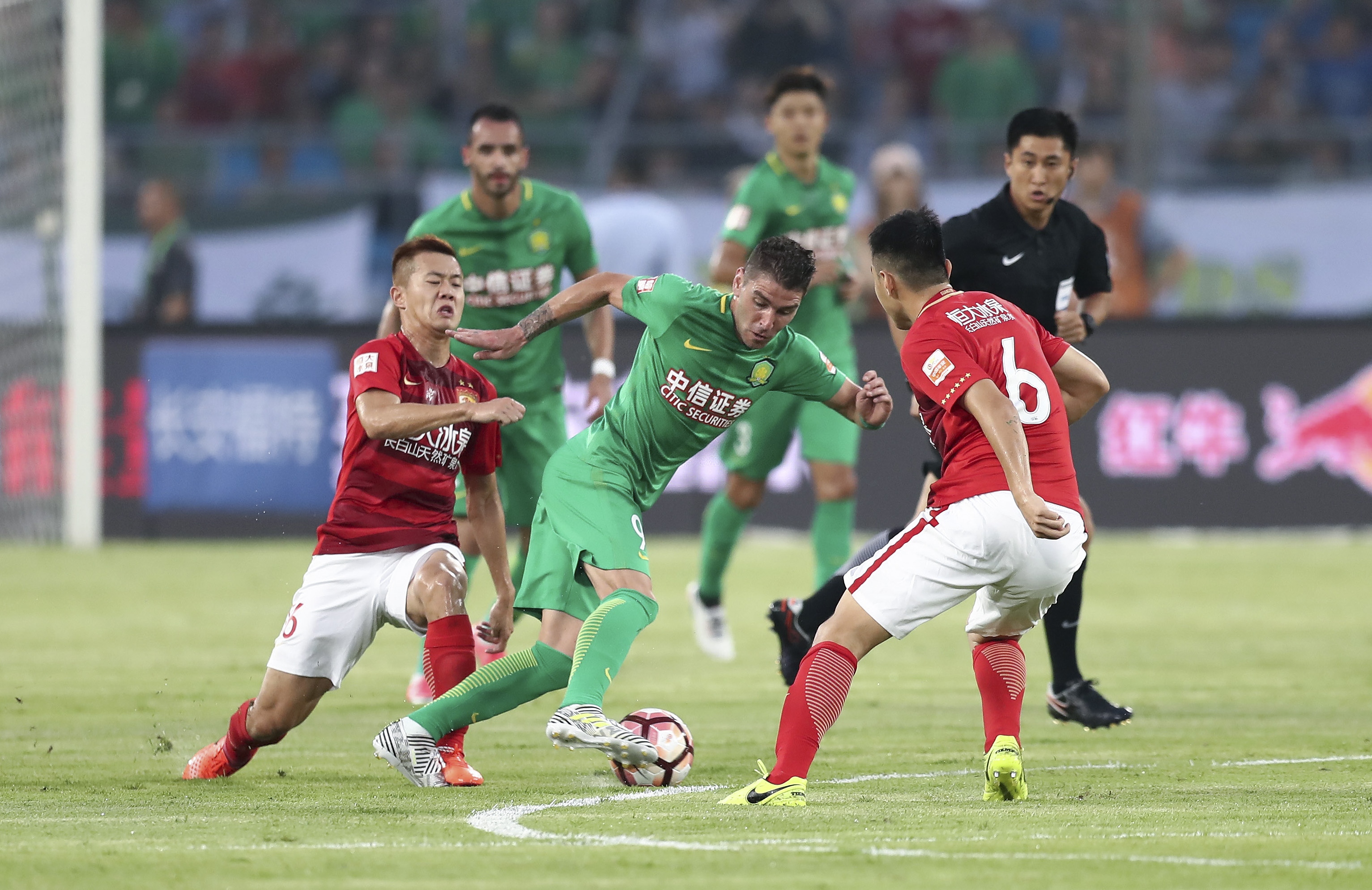 斯科蒂-巴恩斯23分 NBA湖人123-120险胜猛龙 里夫斯44分（里夫斯轰44分，湖人123-120险胜猛龙，巴恩斯拿下23分）