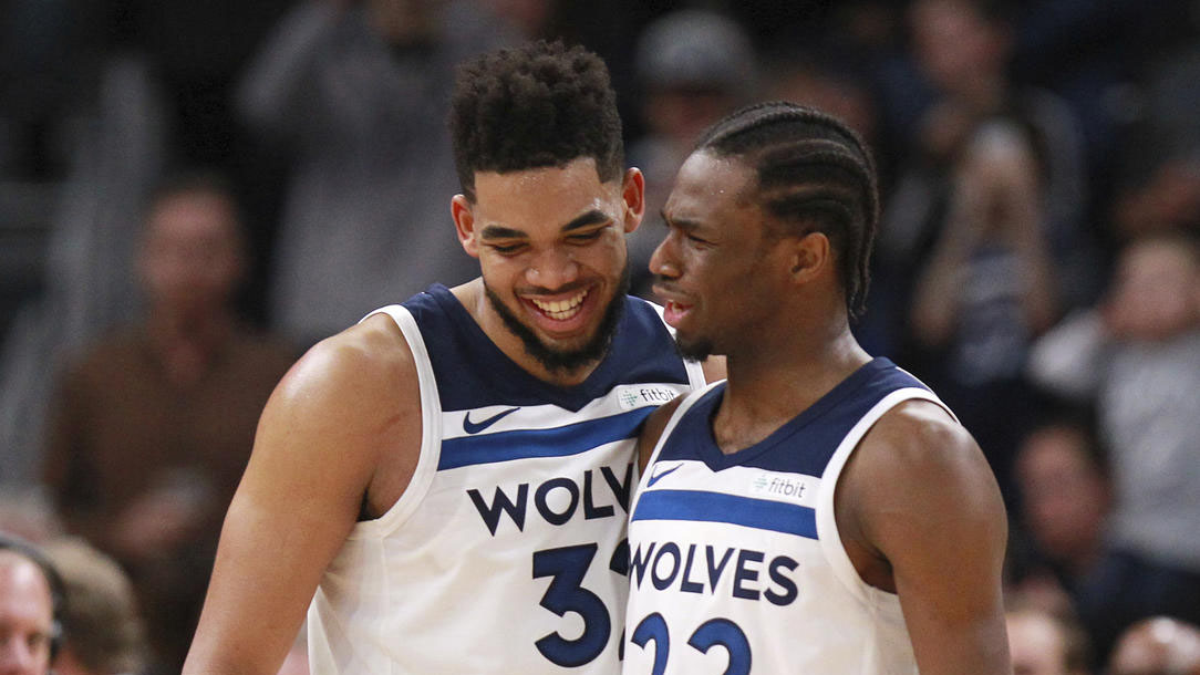 篮球赛场精彩瞬间：卡斯尔篮下一抢二拿到篮板（赛场高光：卡斯尔篮下一挑二强势摘板）